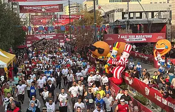 Gaziantep'te 7. Gazi Yarı Maratonu bin 498 sporcunun katılımıyla başladı