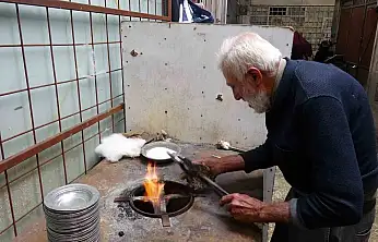 Gaziantep'te 80 yaşındaki kalay ustası mesleğini 70 yıldır sürdürüyor