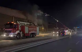 Gaziantep'te ambalaj fabrikasında yangın: 1 işçi dumandan etkilendi