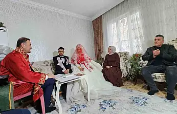 Gaziantep'te aşk kar kış dinlemedi: Gelin ve damat nikah salonuna gidemeyince nikah memuru eve geldi