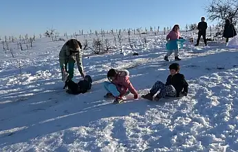 Gaziantep'te çocuklar tepsi, poşet ve leğenlerle kayarak eğlendi