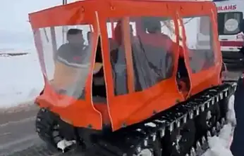 Gaziantep'te düşük riski olan hamile kadın paletli kar aracıyla kurtarıldı