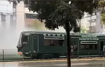 Gaziantep'te faciadan dönüldü: Yüzlerce yolcunun olduğu tramvaya yıldırım isabet etti