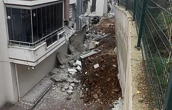 Gaziantep'te facianın eşiğinden dönüldü: Sitenin istinat duvarı araçların üzerine çöktü