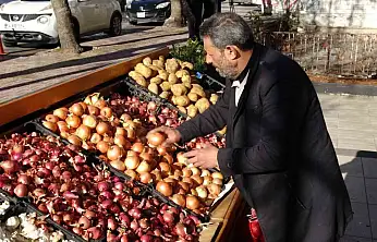 Gaziantep'te gençlerden duygulandıran örnek davranış: Soğan aldılar, parasını kameraya gösterip bıraktılar