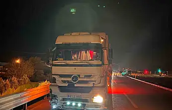 Gaziantep'te hafif ticari araç ile tır çarpıştı: 2'si çocuk 3 yaralı