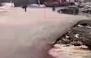 Gaziantep'te ilginç kaza: Hafif ticari araç motosiklete, motosiklet yayaya çarptı