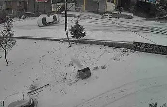 Gaziantep'te karlı yolda feci kaza: Kayan araç kaldırıma çarparak devrildi
