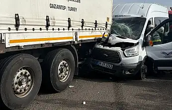 Gaziantep'te minibüs tıra arkadan çarptı: 5 yaralı