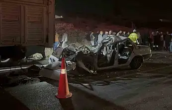 Gaziantep'te otomobil kamyona arkadan çarptı: 3 ölü