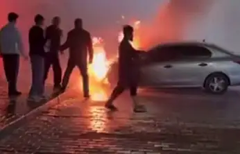 Gaziantep'te park halindeki otomobil alev alev yandı