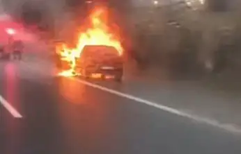 Gaziantep'te seyir halindeki araç alev alev yandı