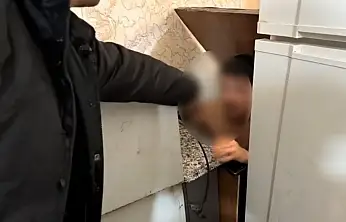 Gaziantep'te silahlı yağma suçundan aranan şahıs mutfak dolabında yakalandı