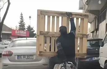 Gaziantep'te tehlikeli yolculuk: Motosiklet üzerinde palet taşıdı