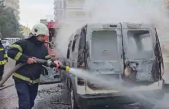 Gaziantep'te ticari araç alev alev yandı