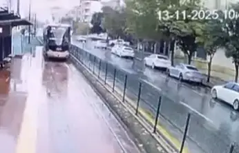 Gaziantep'te tramvaya yıldırım isabet etme anı kamerada