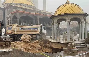 Gaziantep'te yoğun yağış sonrası cami avlusu çöktü