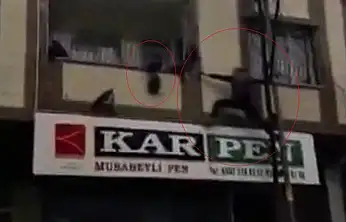 Gaziantep'te yürekleri ağza getiren an: Balkonda asılı kalan çocuğu kurtardı