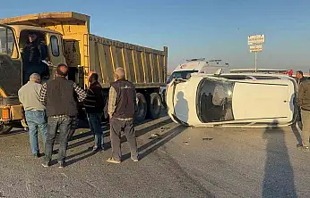 Hafriyat kamyonu ile çarpışan otomobil yan yattı: 1 yaralı