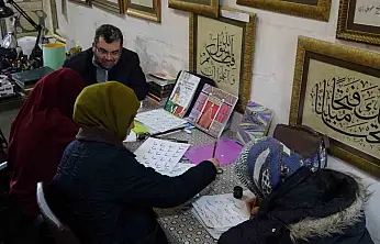 Hat sanatçısı yeni öğrenciler yetiştiriyor