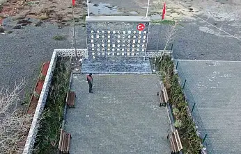 İki çocuğunu kaybeden muhtar köyüne deprem anıtı yaptırdı