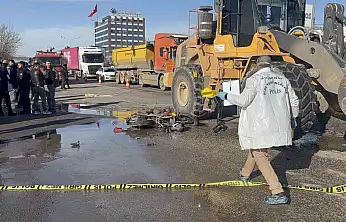 İş makinesinin altında kalan motosikletli hayatını kaybetti