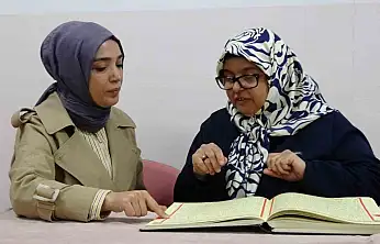 İşitme engelli kadın Kur'an-ı Kerim'i bir ayda öğrendi