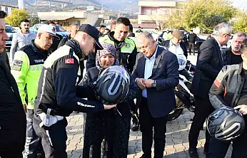 Jandarmadan 100 motosiklet sürücüsüne güvenli sürüş eğitimi ve hediye kask