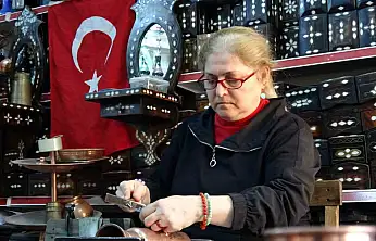 Kadın bakır ustası erkeklere taş çıkartıyor