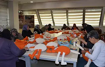 Kadınlar, lösemili çocuklara oyuncak bebek ve elbise dikmek için bir araya geldi