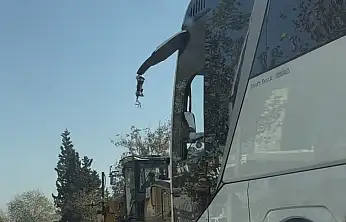 Kırılan aynayı eliyle tutup yolculuğa devam etti