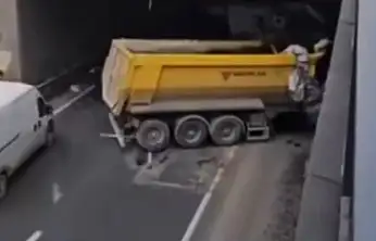 Kontrolden çıkan hafriyat kamyonu başka bir araca ve alt geçide çarptı