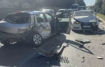 Kontrolden çıkan otomobil karşı şeride uçarak iki otomobile çarptı: 4 yaralı