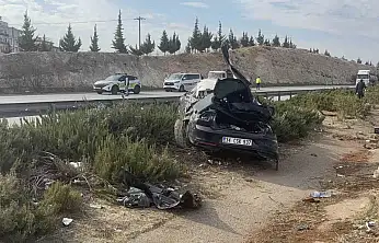 Kontrolden çıkan otomobil taklalar atarak refüje uçtu: 1 ölü, 4 yaralı