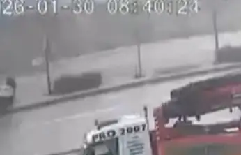 Kontrolden çıkan servis refüje çıktı: Ölümden saniyelerle kurtuluş kamerada