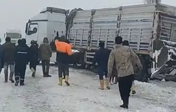 Kontrolden çıkan tır yolu kapattı, kilometrelerce araç kuyruğu oluştu