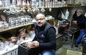 Meslektaş dayı yeğen 44 yıldır birlikte bakır işliyor