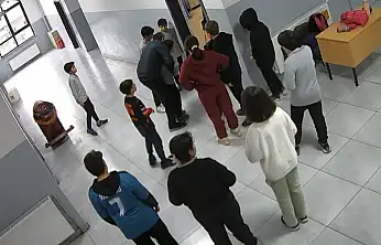 Nefes borusuna ekmek kaçan öğrencisini heimlich manevrasıyla kurtardı