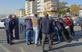 Nizip Otogar Kavşağı'nda çarpışan iki araçta maddi hasar meydana geldi