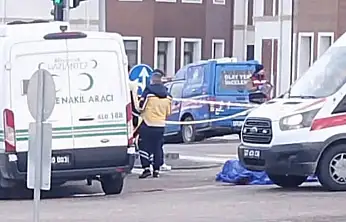 Otomobilin çarptığı motosikletli hayatını kaybetti