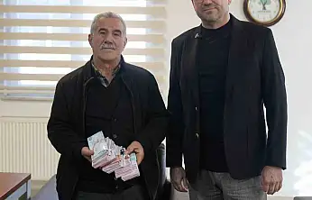 Para poşetini çöpe attı, çöp poşetiyle bankaya gitti