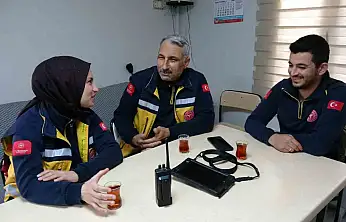 Sağlık çalışanı baba ve kızı aynı ambulansta hayat kurtarıyor