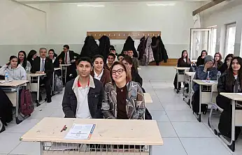 Şahin, bu yılın ilk deneme sınavında öğrencilerle bir araya geldi
