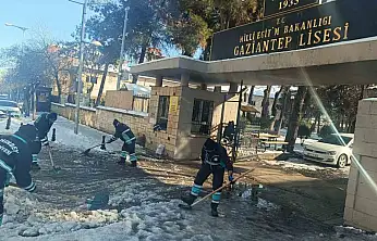 Şahinbey Belediyesi okul etraflarını ve yollarını temizledi