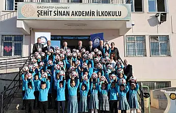 Şahinbey'den okulunu temiz tutan öğrencilere futbol topu hediye