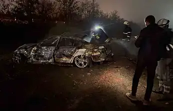 Şarampole uçan otomobil alev aldı: Canlarını son anda kurtardılar