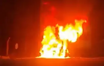 Seyir halindeki işçi servisi alev topuna döndü