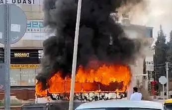 Seyir halindeyken alev alan halk otobüsü küle döndü