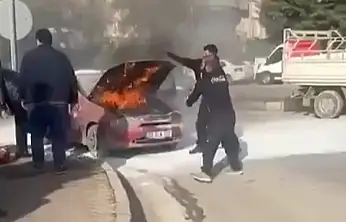Seyir halindeyken yanan otomobili çevredeki vatandaşlar söndürdü