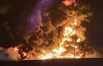 TAG Otoyolu'nda bebek bezi yüklü tır alev alev yandı